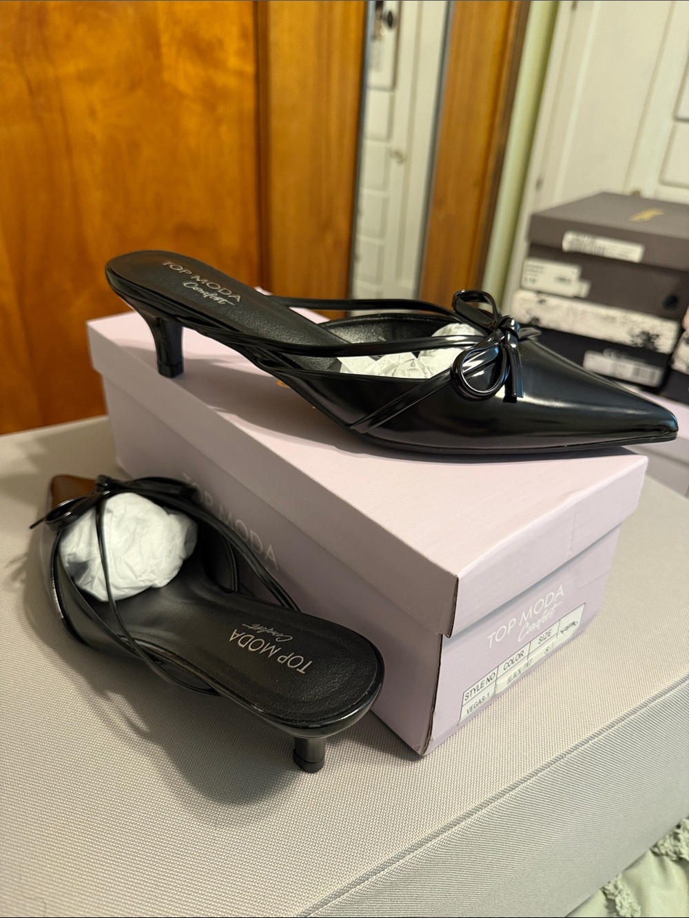 TOP MODA Black Patent Pointed-Toe Kitten Heel Mules with Bow